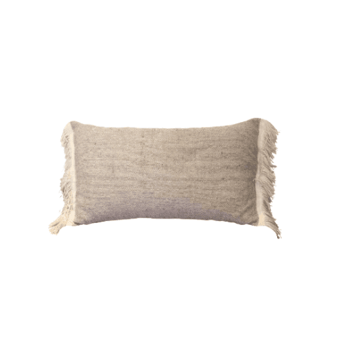 Coussin lin beige naturel franges écrues sur lit blanc chambre adulte